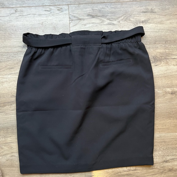 Black Above the Knee Mini Pencil Skirt - Picture 3 of 4